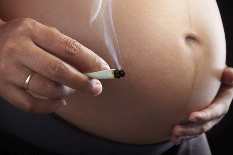 Coraz Więcej Kobiet w Ciąży Używa Marihuanę, trawka24